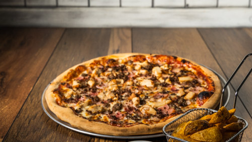 Elige 1 pizzas mediana de hasta 3 ingredientes y añadeles 1 patatas golden y dos bebidas de 33cl.