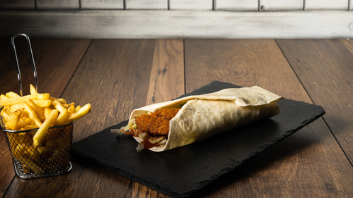 Elige entre 1 Hamburguesa, 1 Hamburguesa Gourtmet o  1 Wraps y por 2.50 euros sobre su precio  le añadimos patata mediana y bebida de 33cl.
