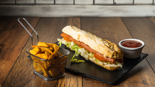 Elige entre 1 pizza pequeña, 1 bocata o 1 sandwich y por 3.20 euros mas sobre su precio añadeles patatas golden y bebida de 33cl.