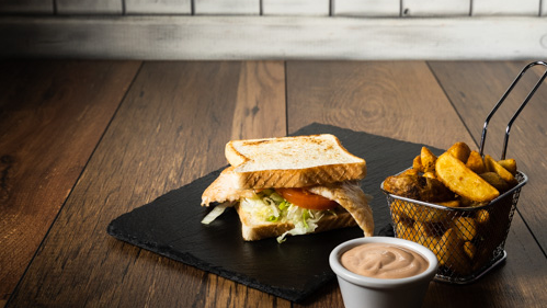 Elige entre 1 hamburguesa o 1 hamburguesa gourmet o 1 wraps y por 3.20 euros mas sobre su precio añadeles patatas golden y bebida de 33cl.