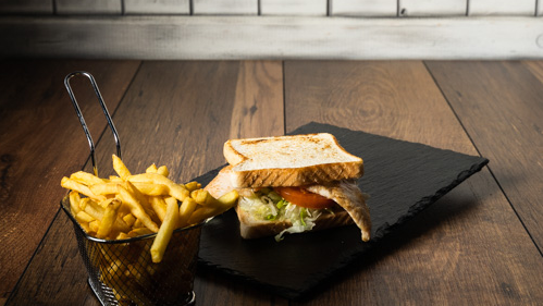 Elige entre 1 pizza pequeña, 1 bocata o 1 sandwich y por 2.50 euros mas sobre su precio añadeles patatas medianas y bebida de 33cl.