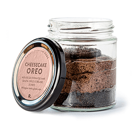 Mousse de queso con galleta oreo y streusel de oreo.