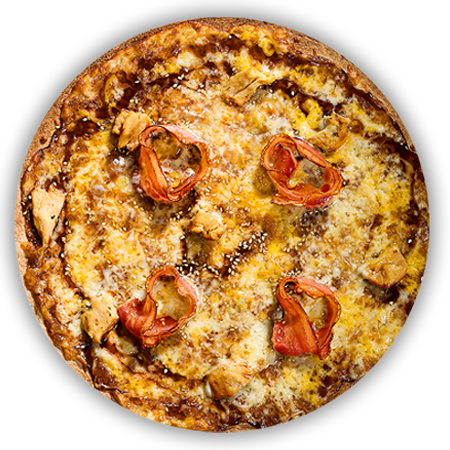 Salsa barbacoa ‘Sweet Baby Ray’, pechuga de pollo asado, queso Havarti danés, crujiente de panceta ahumada y semillas de sésamo.