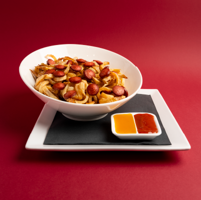 Nuestras patatas tejanas especiales, acompañadas con trocitos de frakfurt y 2 salsas (Ketchup y mostaza y miel)